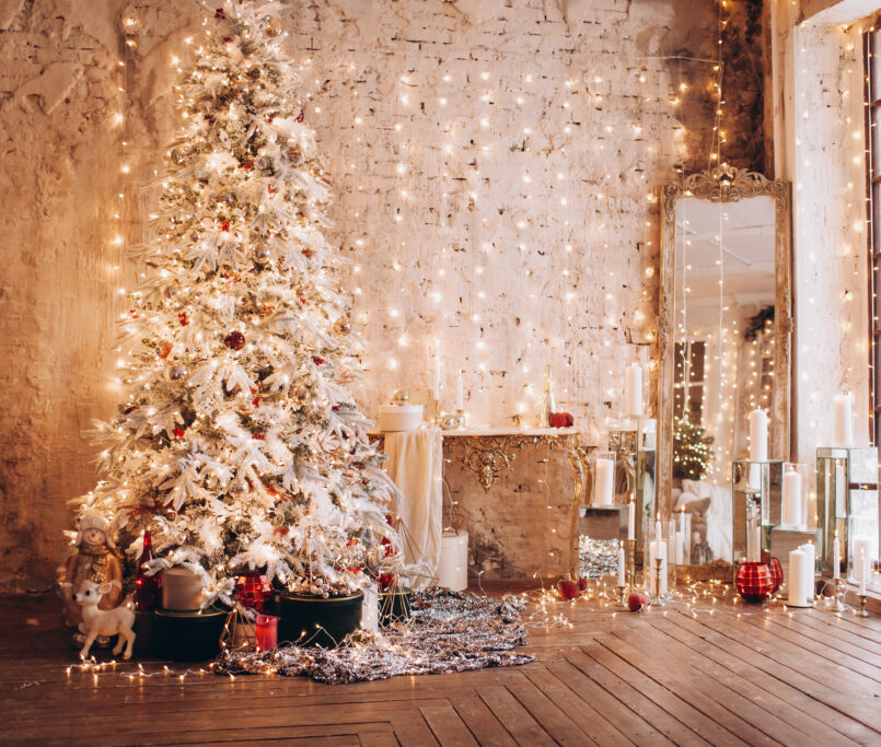 Beautiful holiday decorated living room in Cincinnati, OH